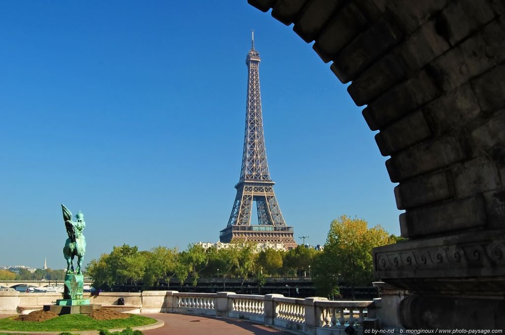 Английского языка башня. Реклама на эйфелевой башне. Елисейские поля эйфелева башня. Франция горгульи эйфелева башня. The eiffel tower ответы.